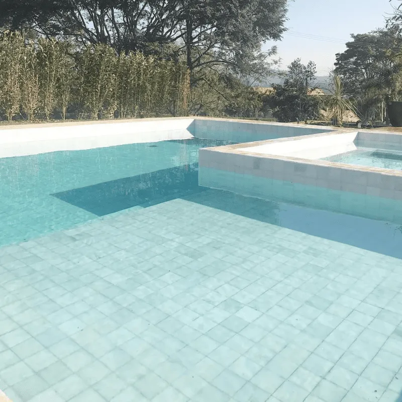 Aquamarine em piscina
